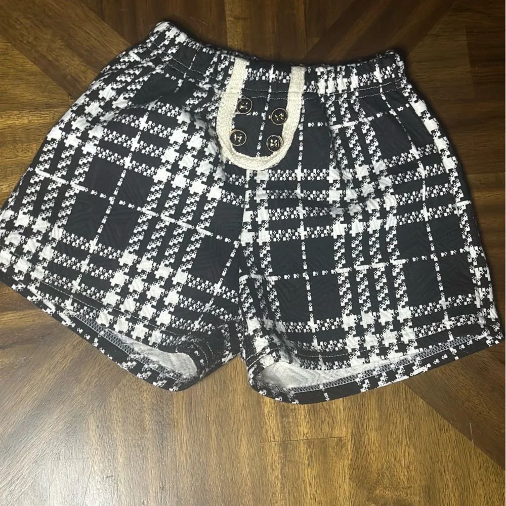 Girls Shorts🖤🤍 - Picture 1 of 3